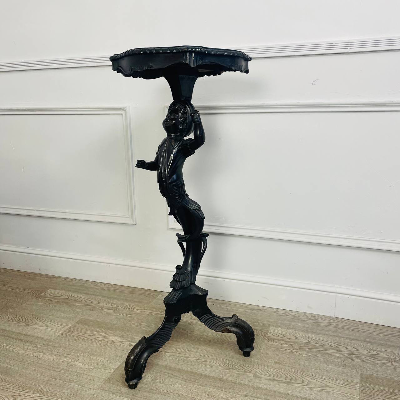 Антикварные консоли и этажерки