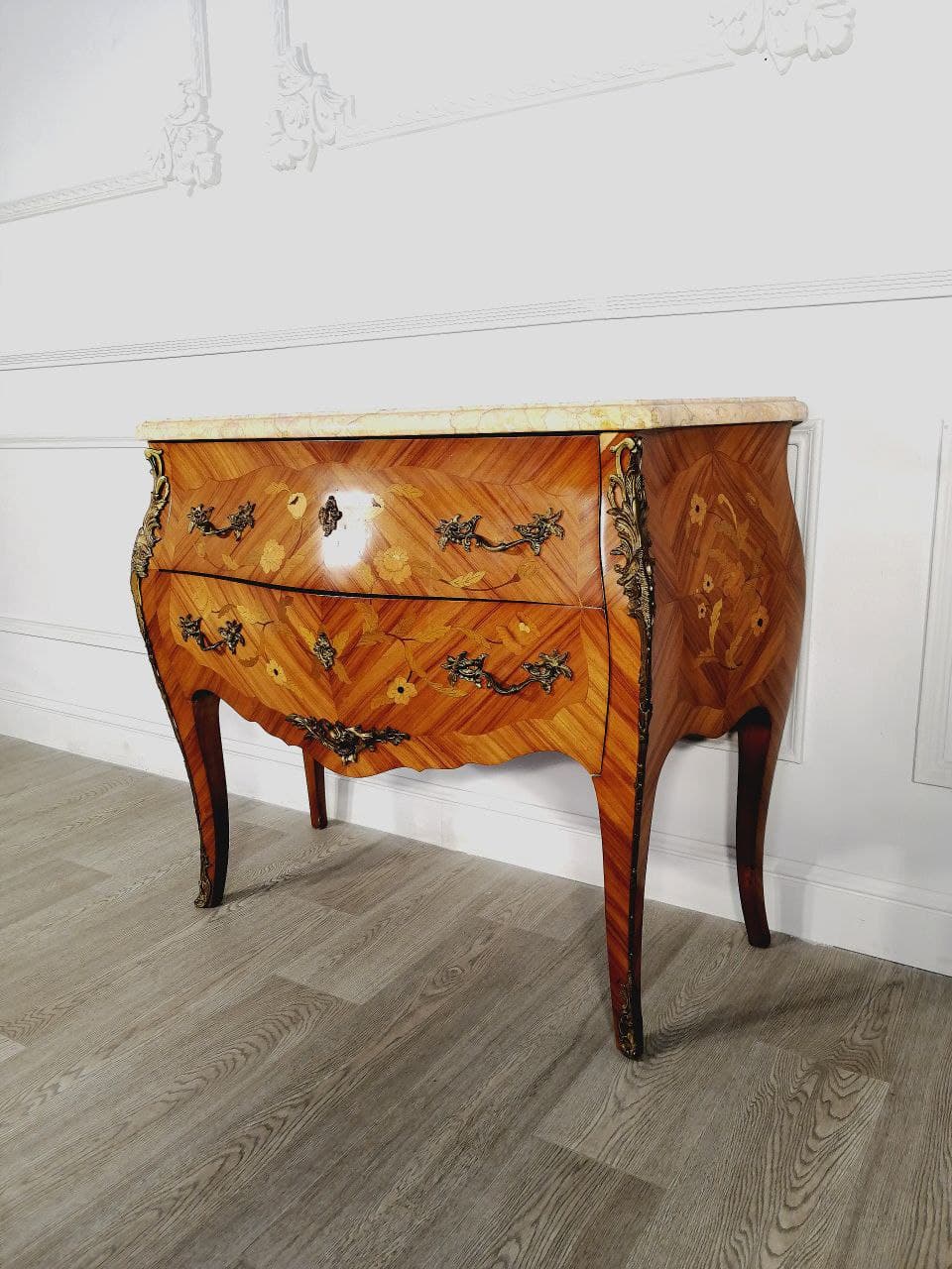 Антикварные комоды, тумбы и сундуки