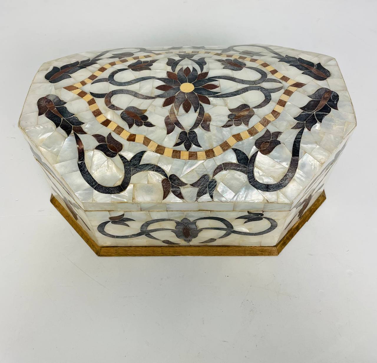 Антикварная шкатулка из перламутра