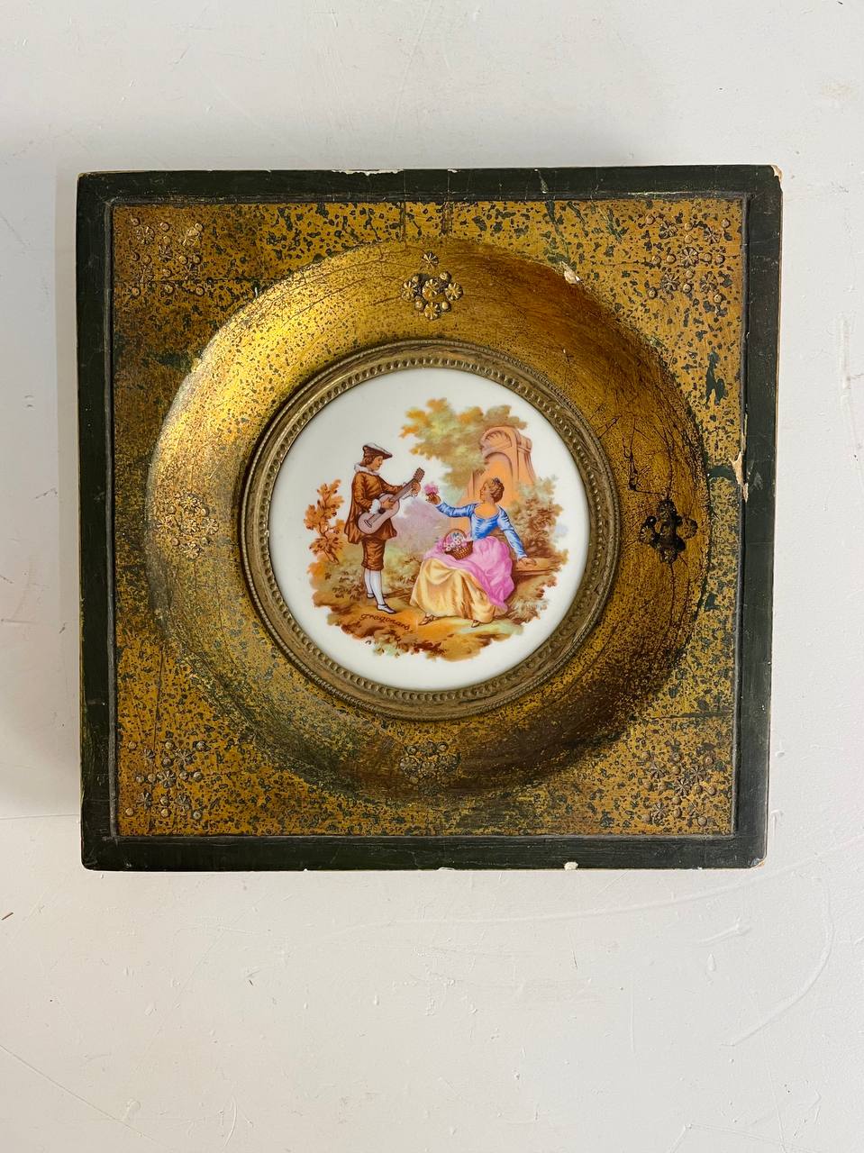 Антикварная миниатюра на фарфоре.