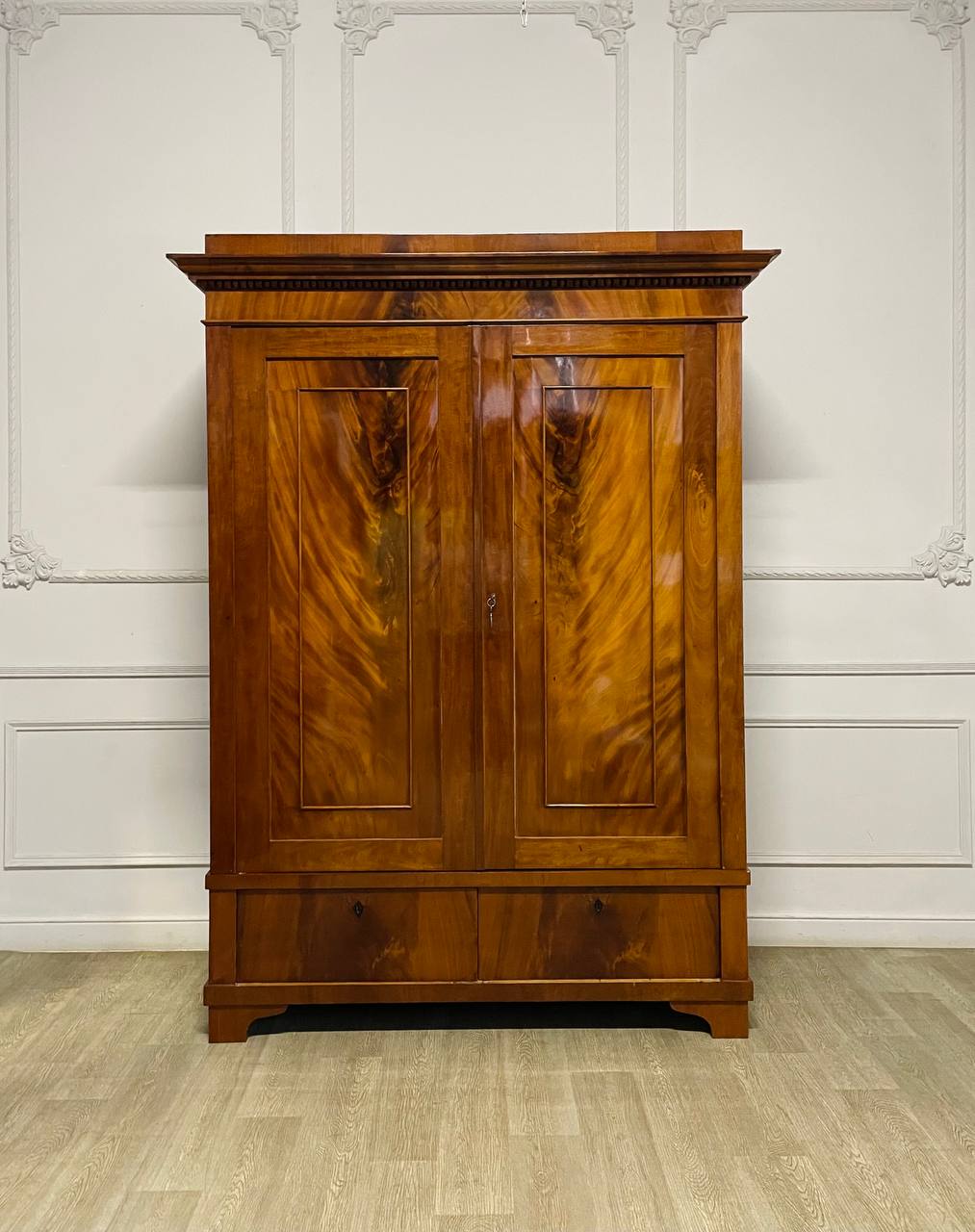 Антикварный шкаф, Россия