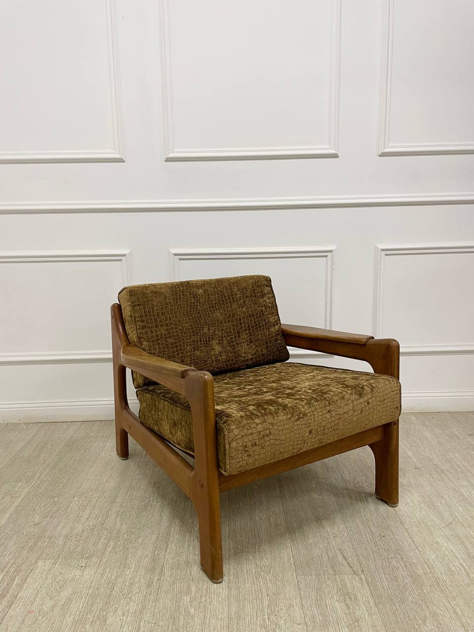 Антикварное кресло в скандинавском стиле