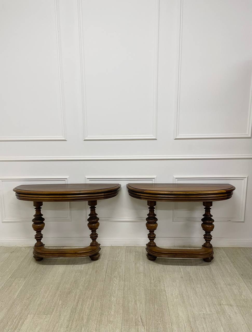 Пара антикварных консолей