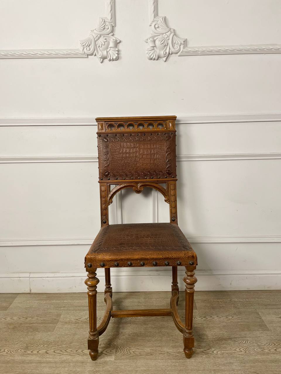 Антикварный стул