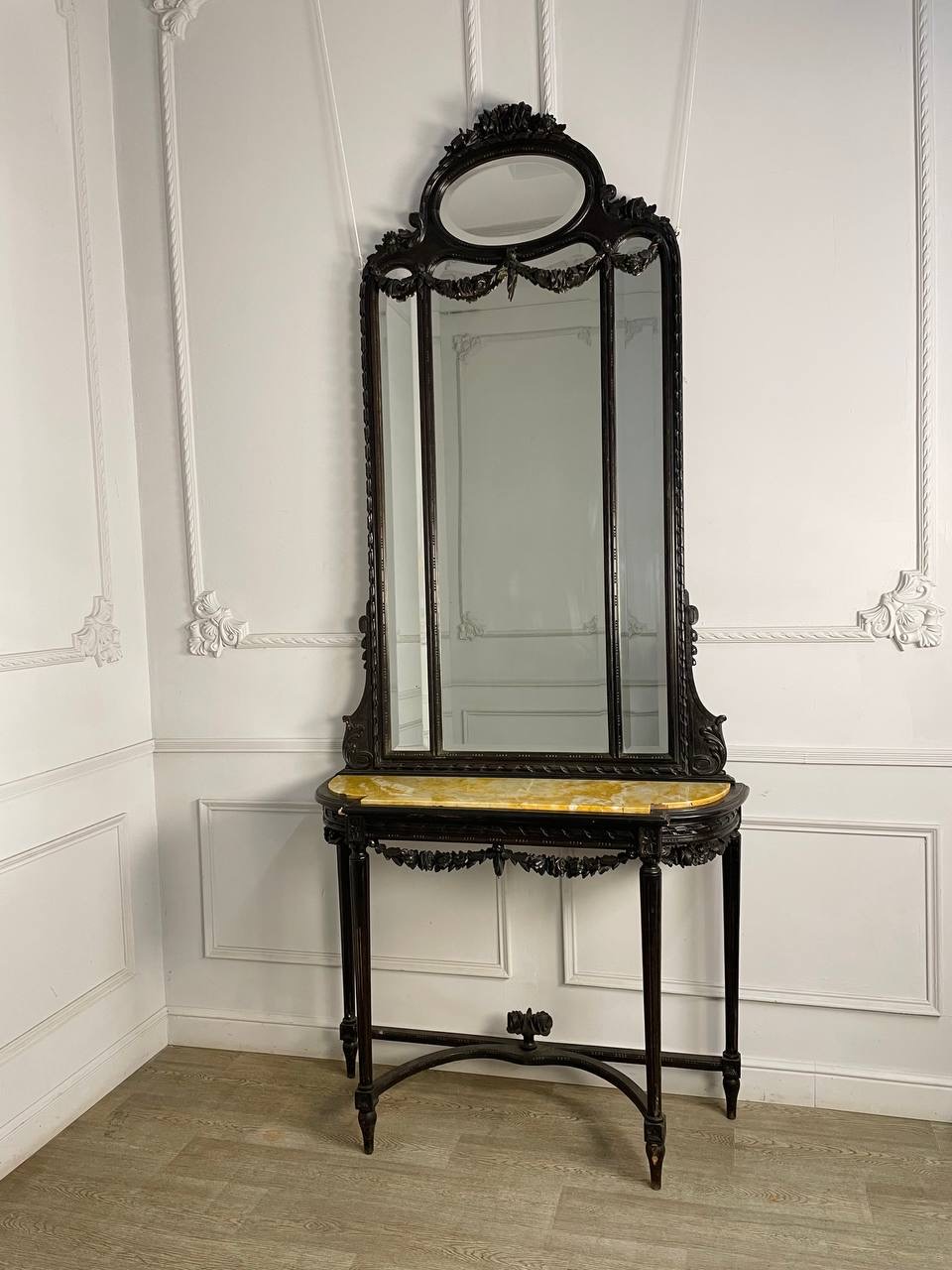 Антикварное зеркало с консолью