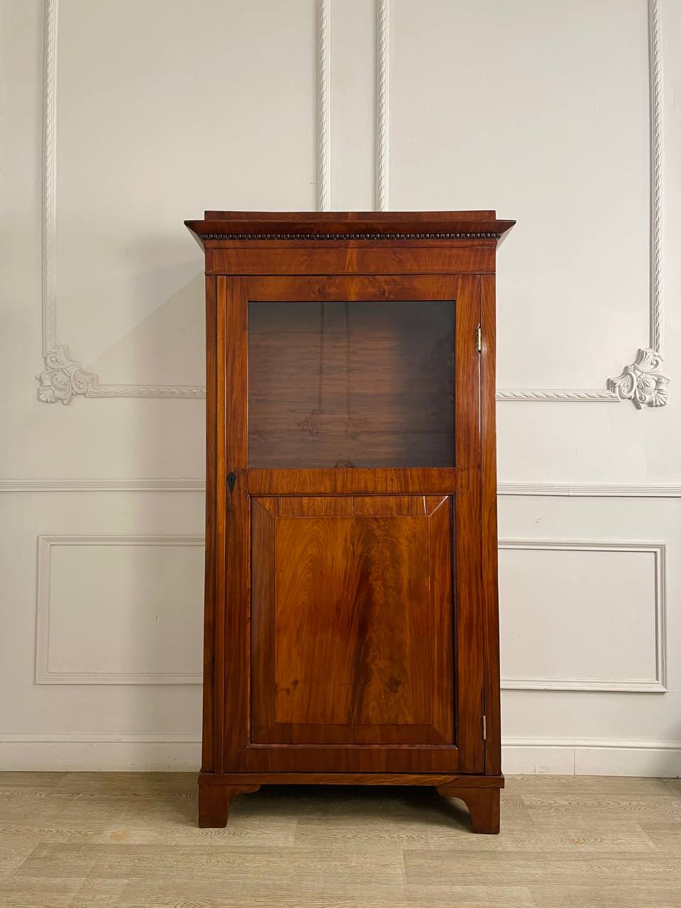 Антикварный книжный шкаф Россия