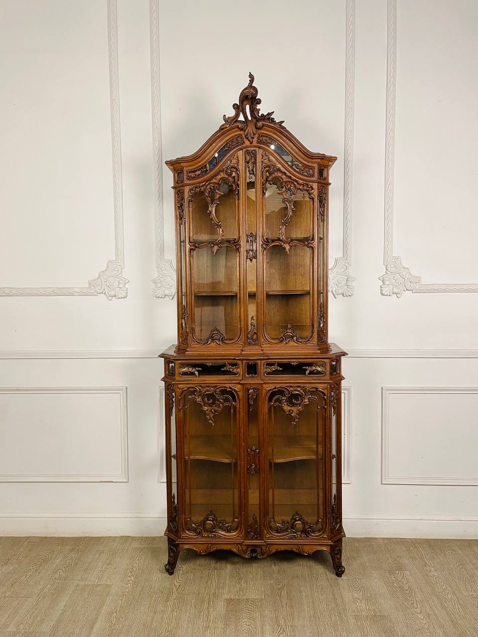 Антикварная витрина Льеж в стиле Луи XV