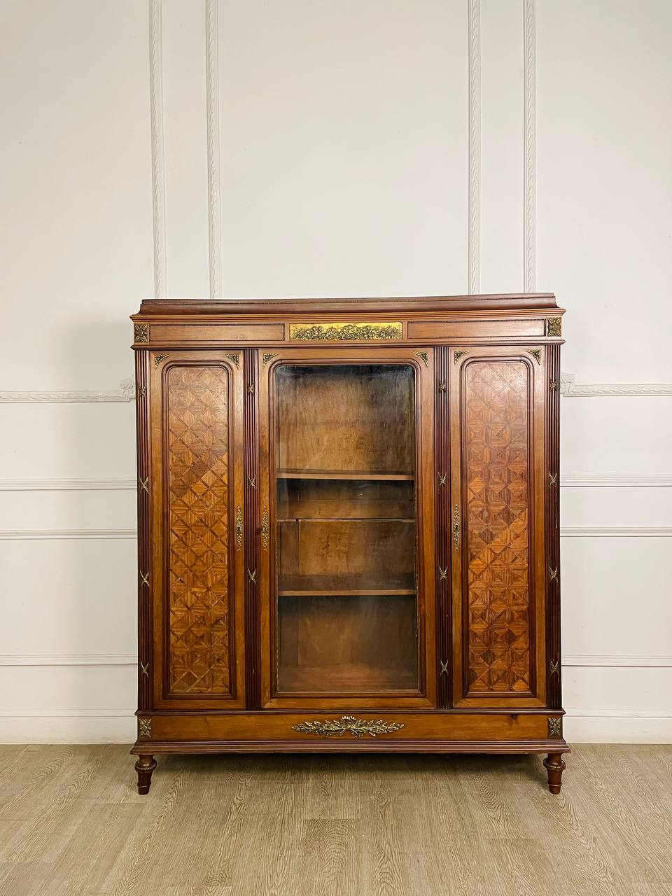 Антикварная библиотека (книжный шкаф)