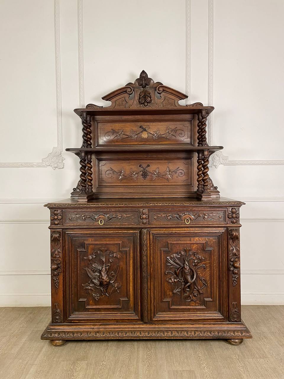 Антикварный поставец «Охота»