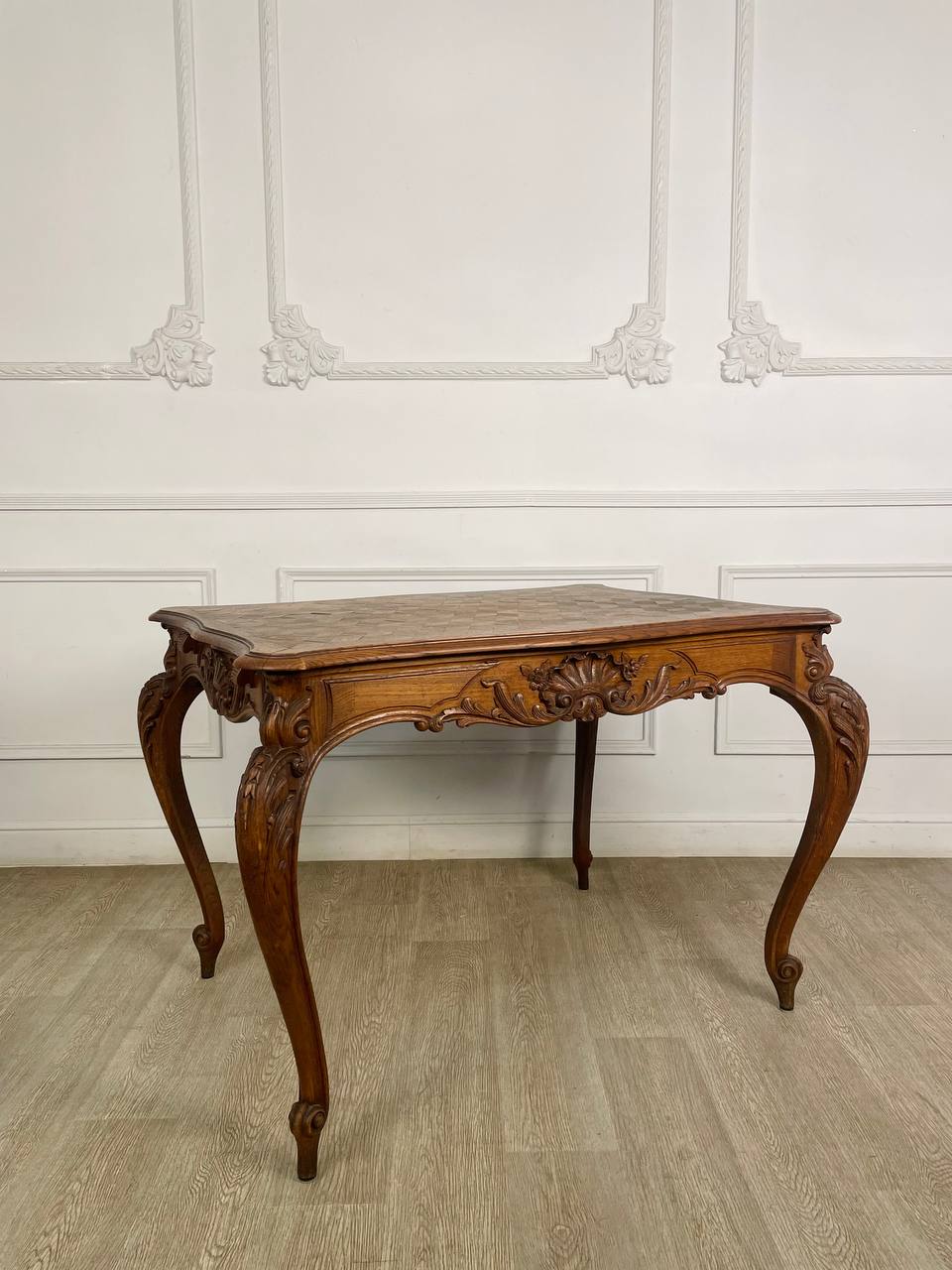 Антикварный обеденный стол в стиле Луи XV