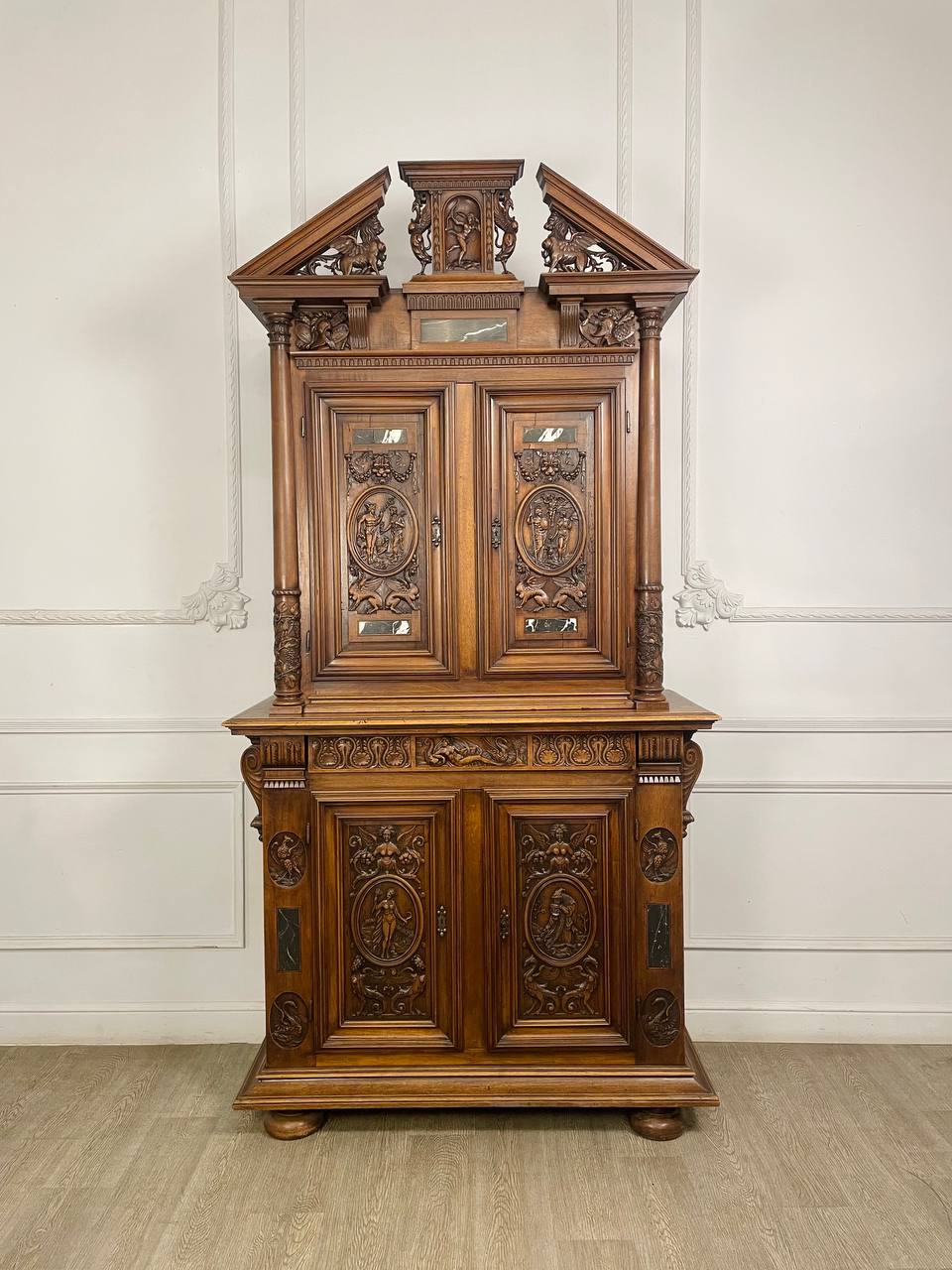 Редкий антикварный шкаф