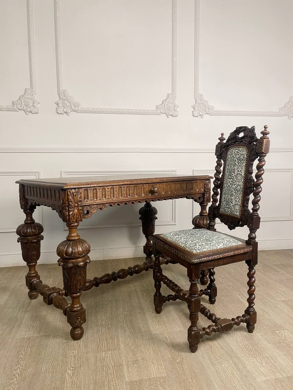 Антикварный рабочий стол со стулом