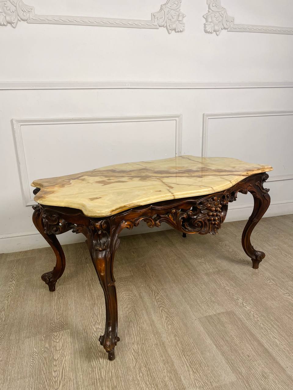 Антикварный журнальный столик с ониксом