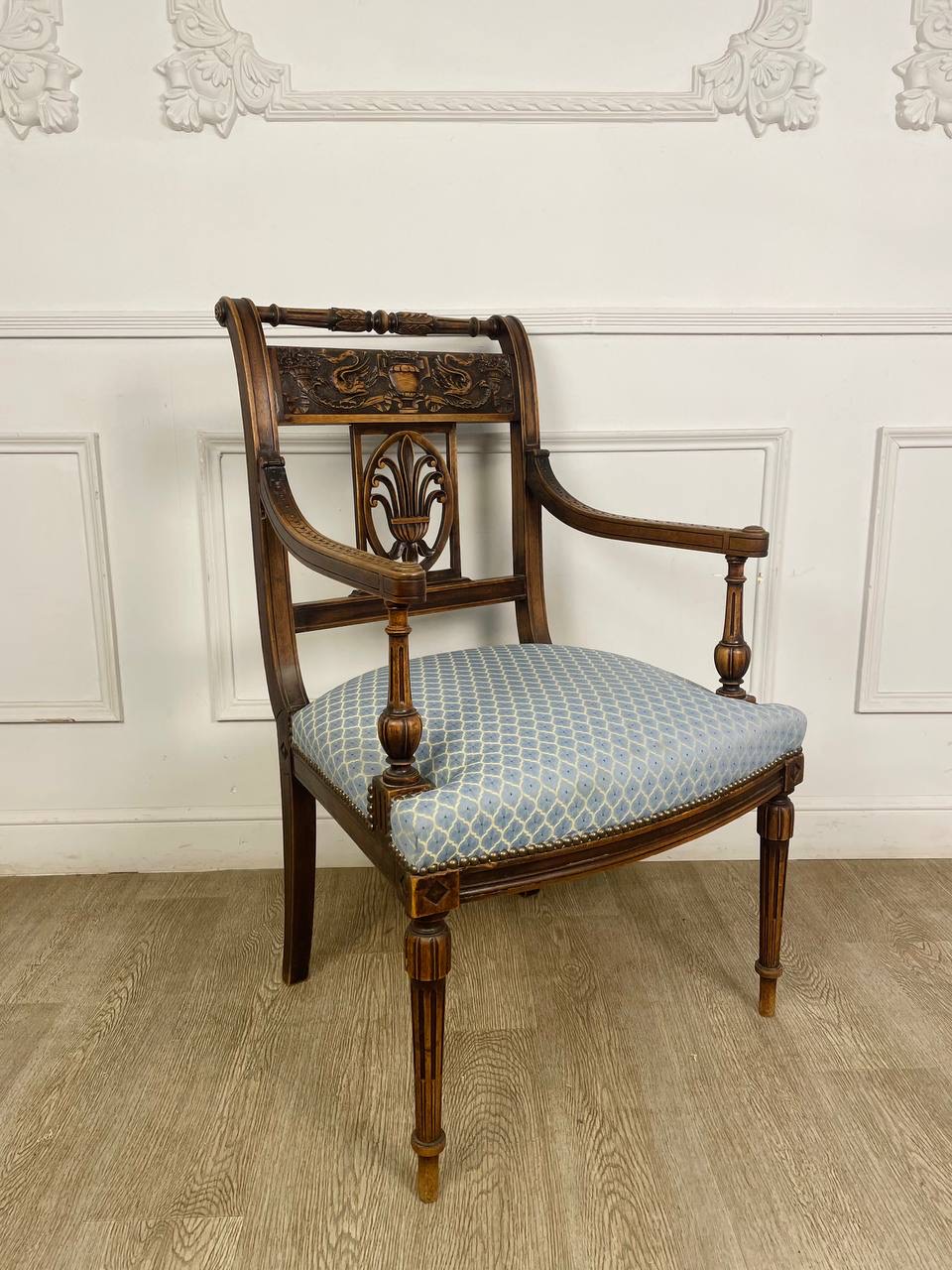 Антикварное кресло «Лилия»