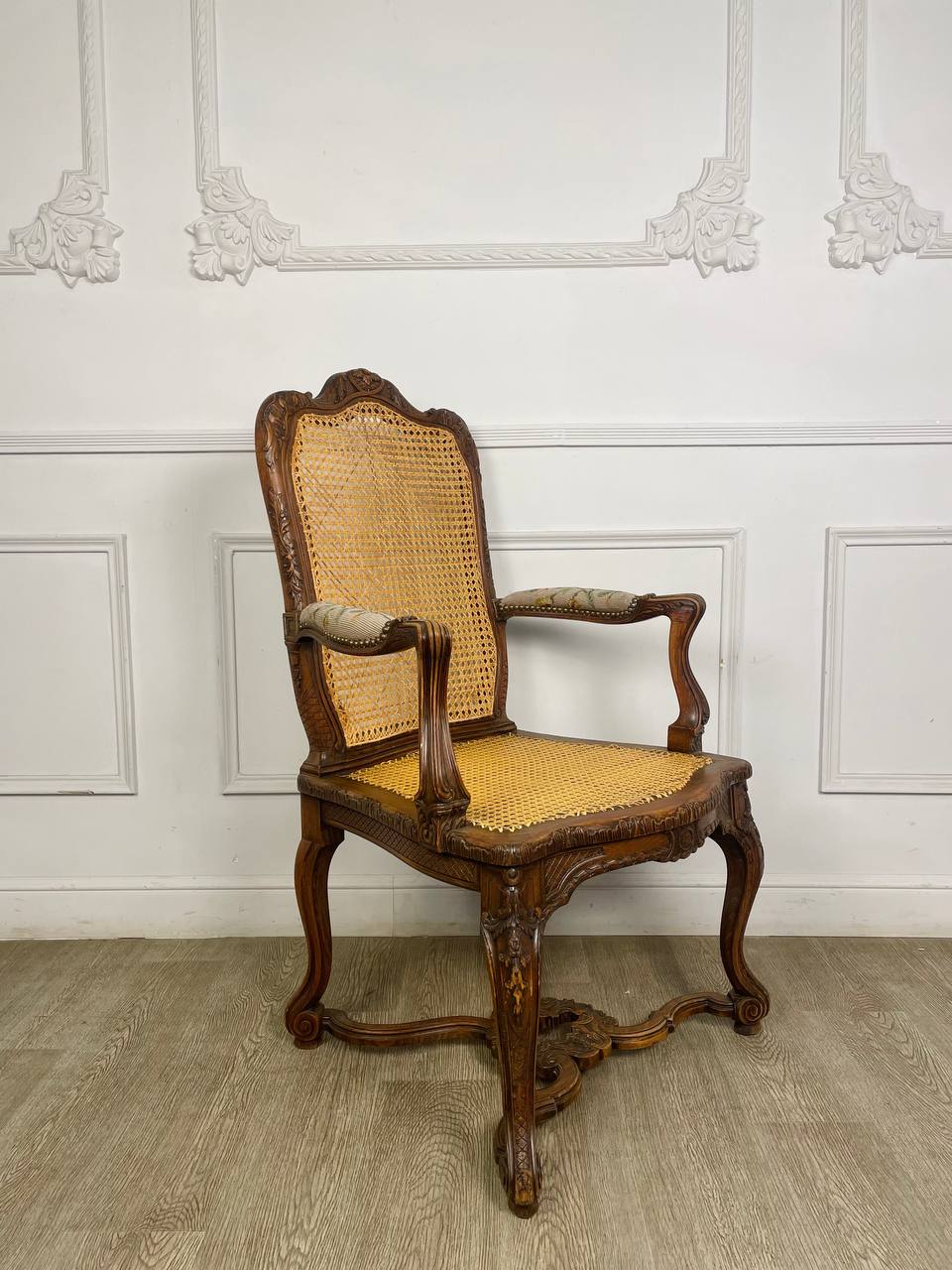 Антикварное кресло с Ротангом