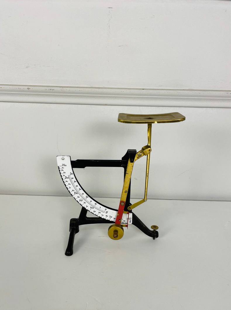 Антикварные весы.