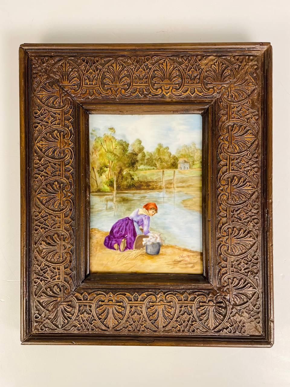 Антикварный фарфоровый пласт «Девушка стирает белье».