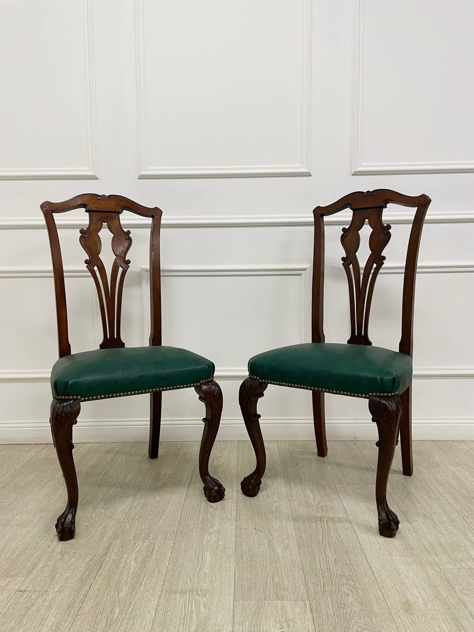 Пара стульев в стиле Чиппейндейл.