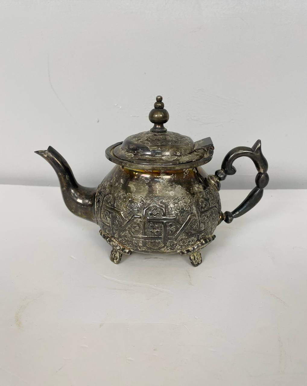 Антикварный марокканский чайник.