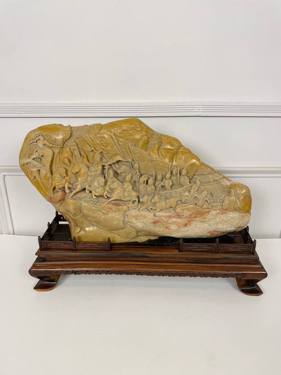 Каменная скульптура «Военный поход»