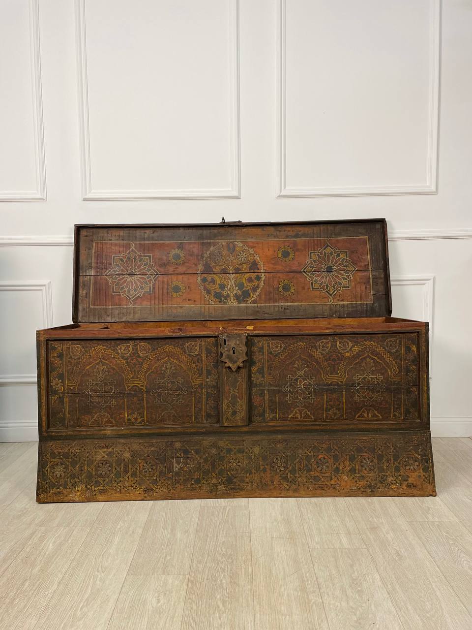 Старинный сундук