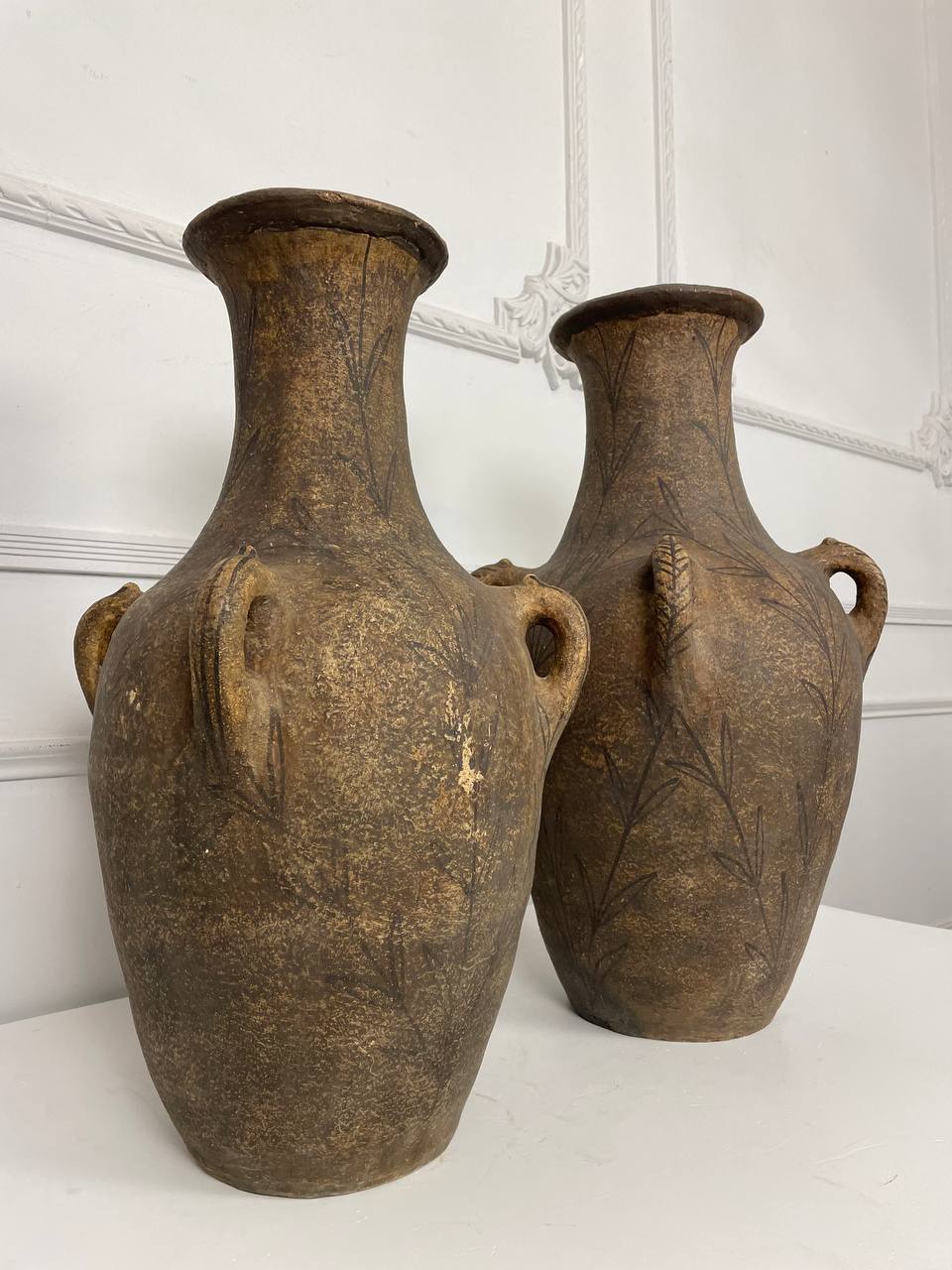 Пара антикварных сосудов
