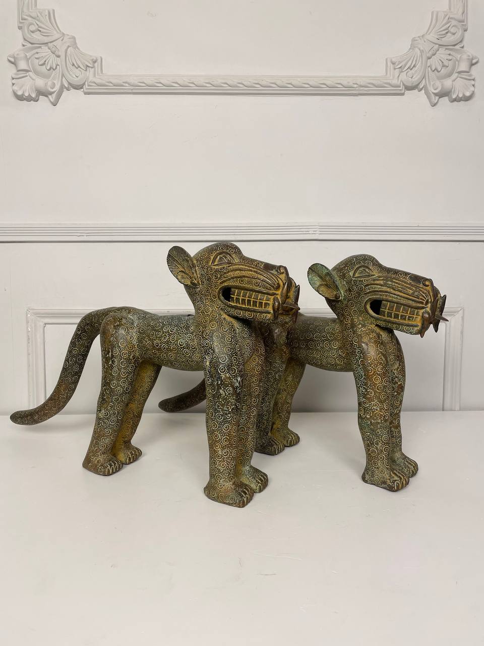 Парные скульптуры пантер