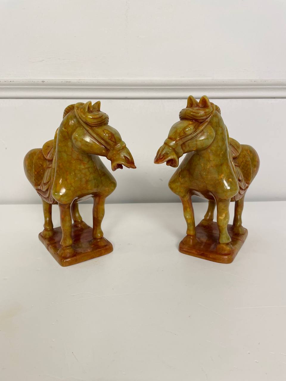 Пара скульптур лошадей из полудрагоценного камня
