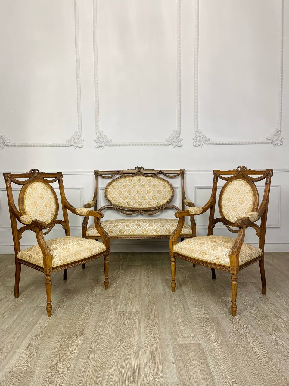 Антикварный гарнитур салонной мебели