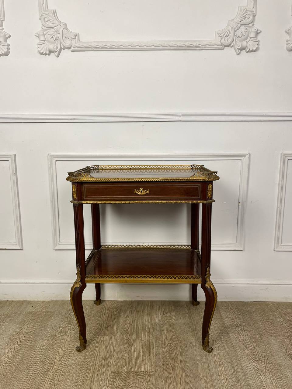 Антикварный чайный столик