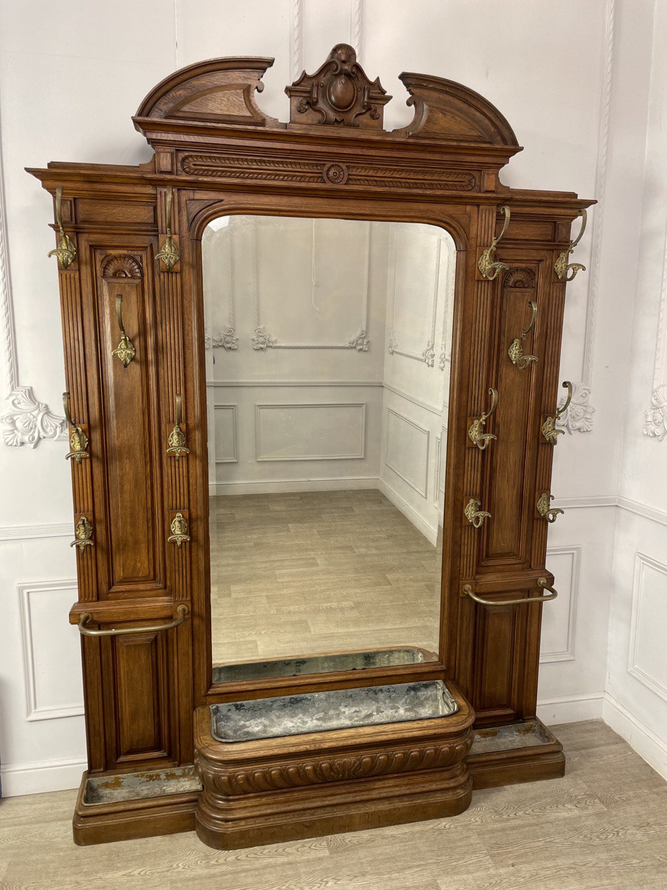 Антикварная прихожая