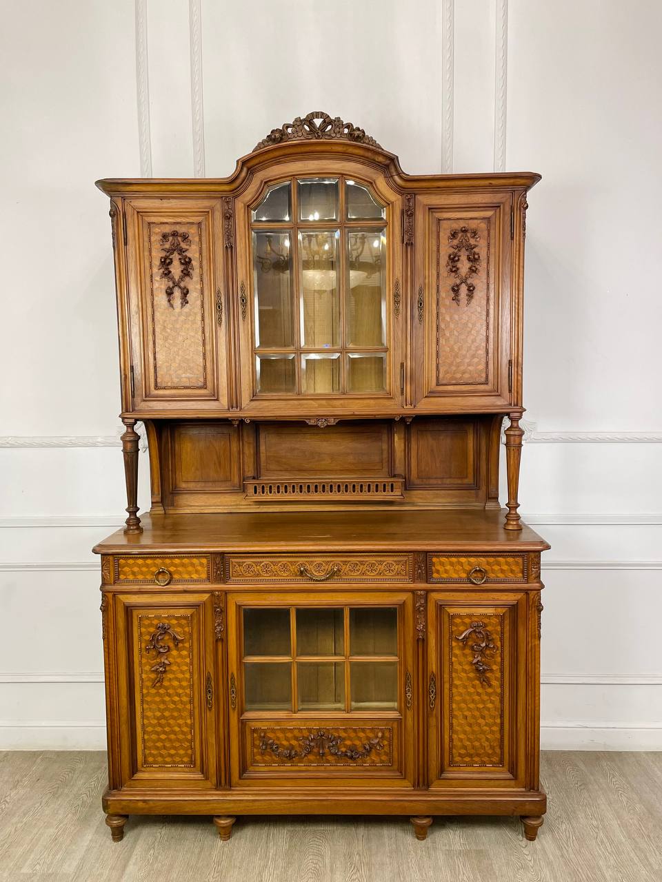 Антикварный буфет