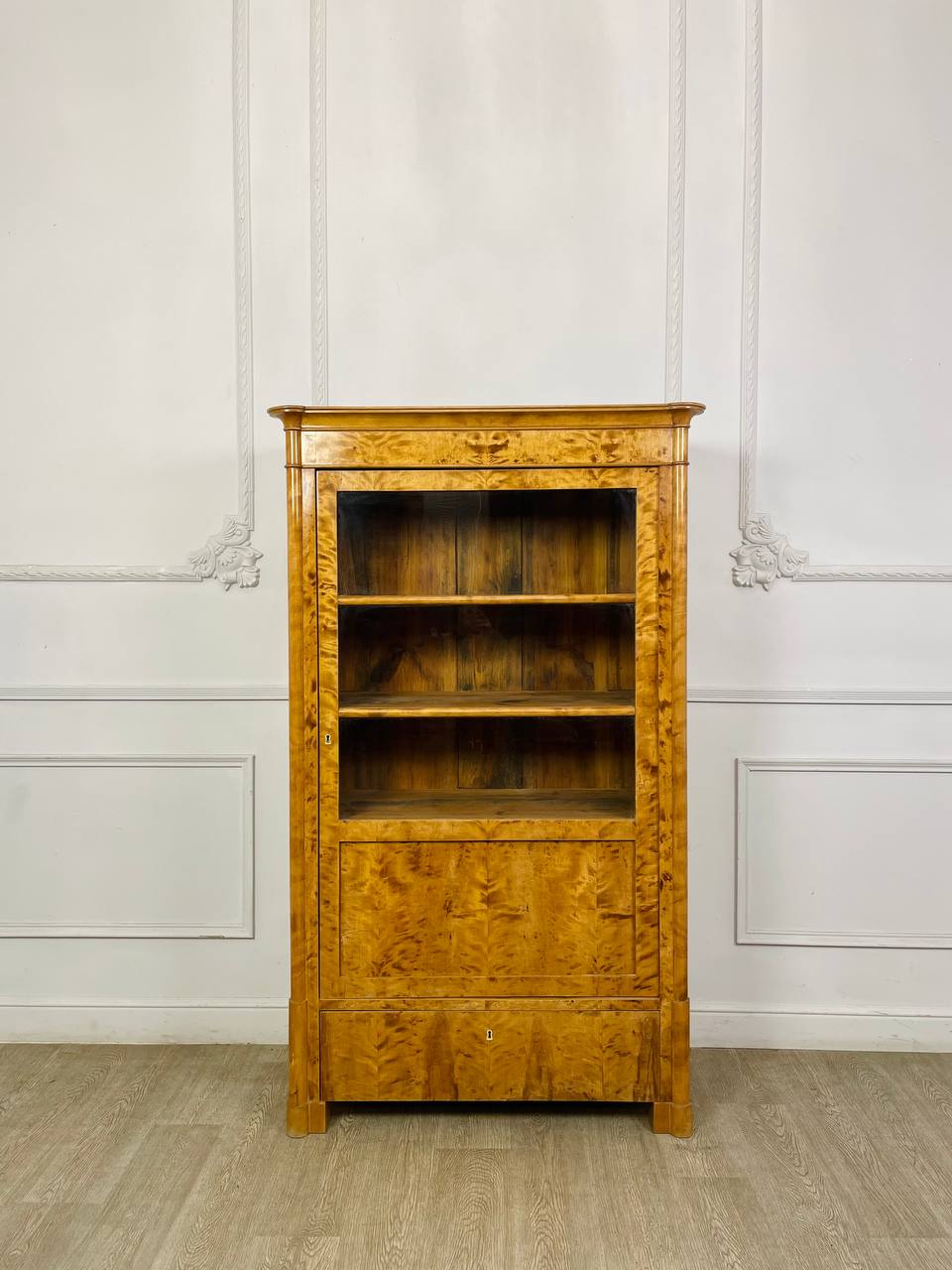 Книжный шкаф