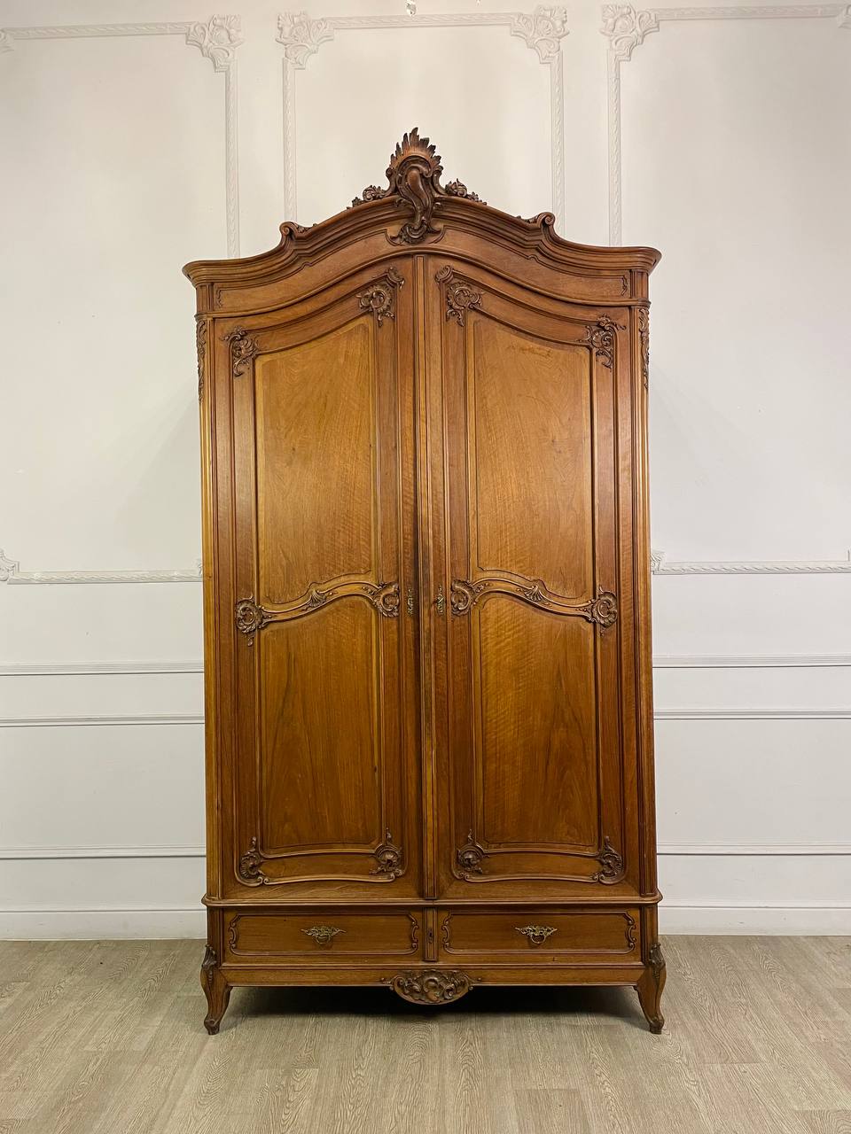 Антикварный платяной шкаф в стиле Louis XV