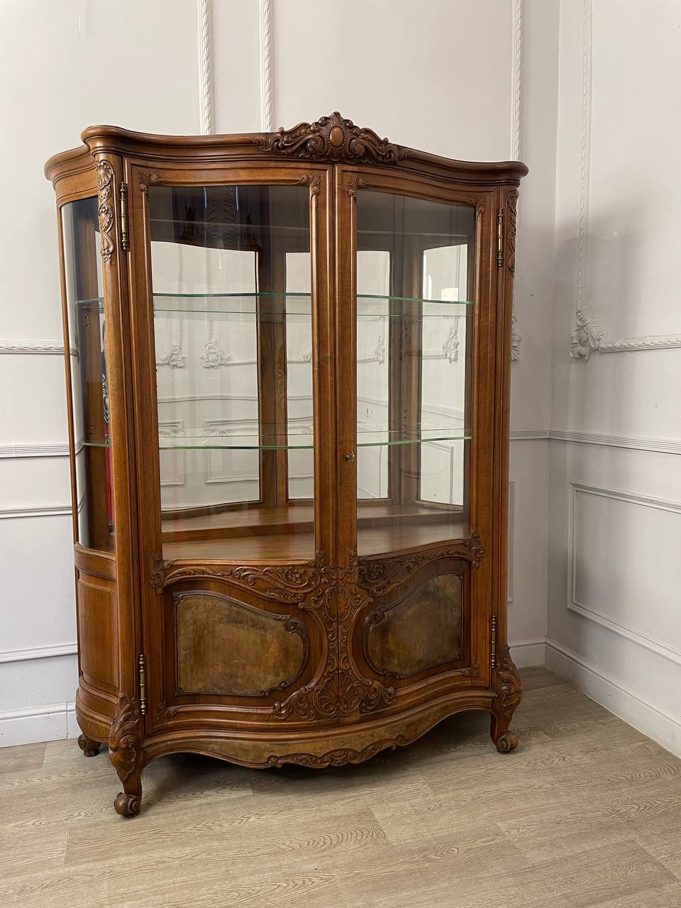 Большая витрина в стиле Louis XV