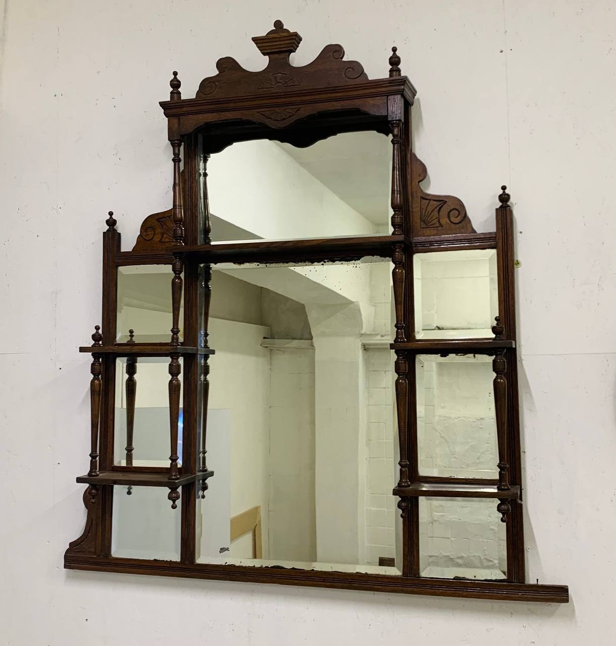 Зеркало с полочками настенное