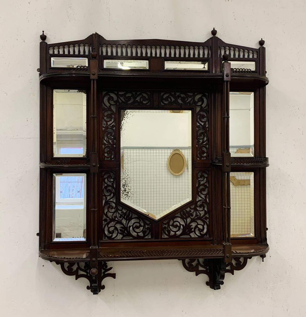 Зеркало с полочками настенное