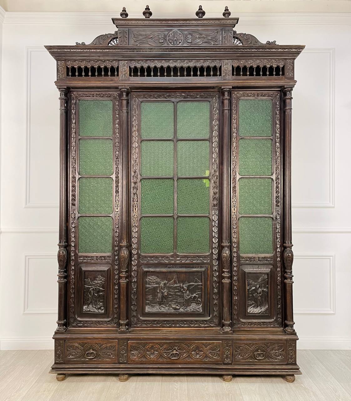 Платяной шкаф в бретонском стиле