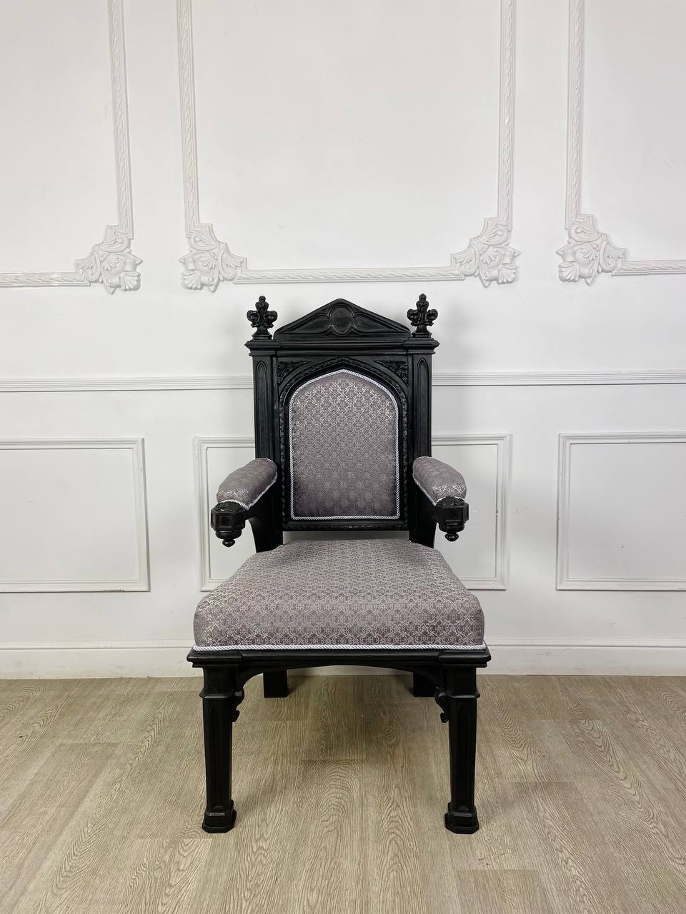 Кресло в готическом стиле