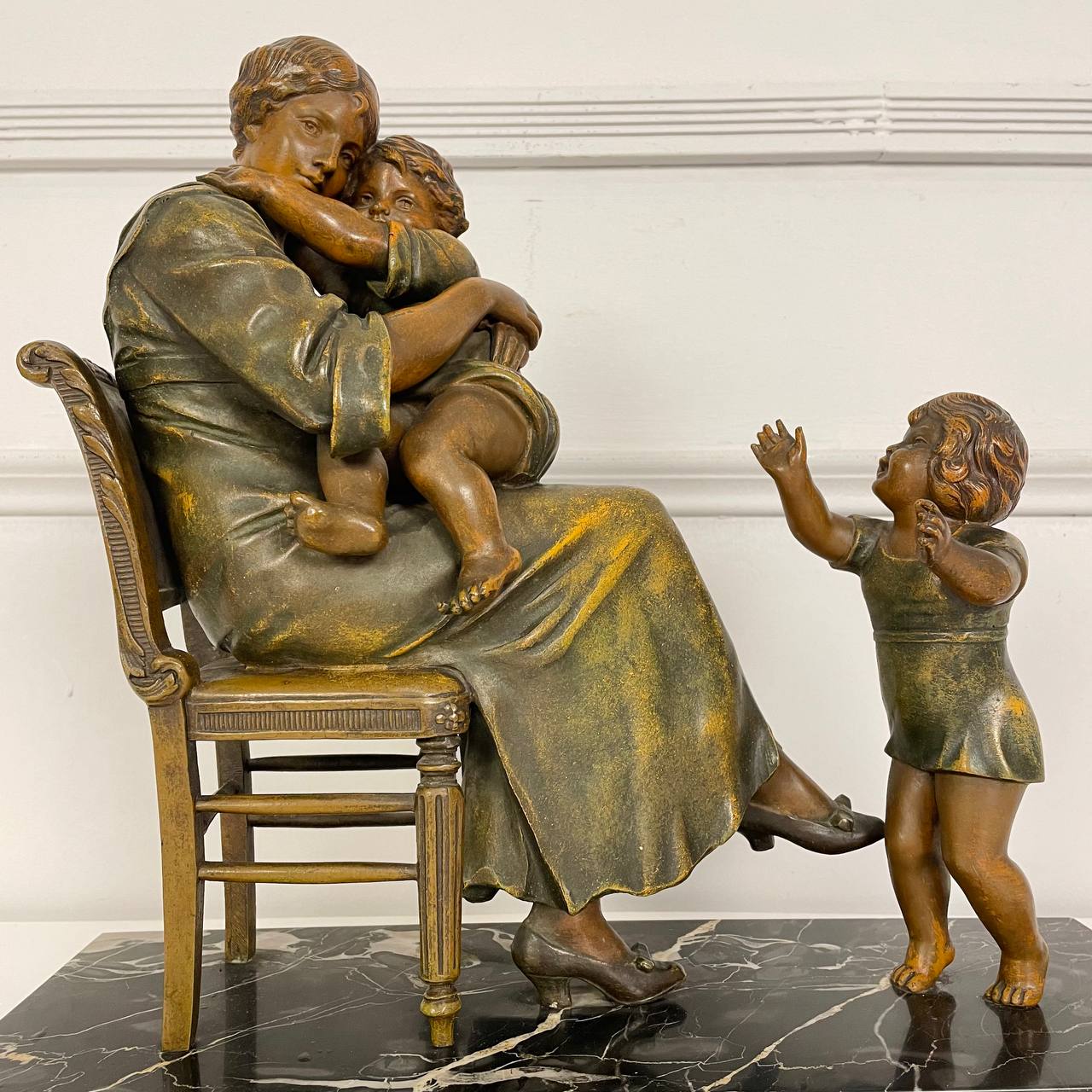 Скульптурная композиция «Мать с детьми»