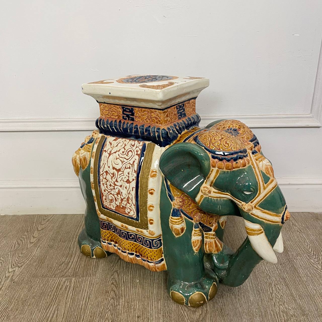 Слон-подставка