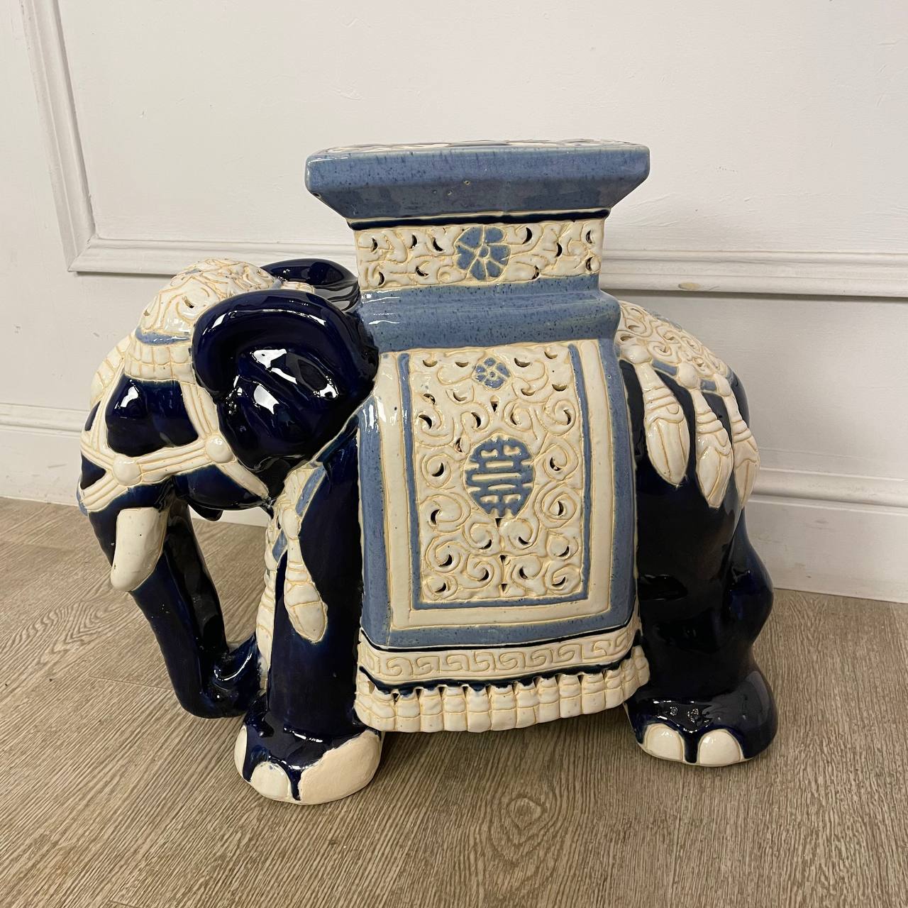 Слон-подставка