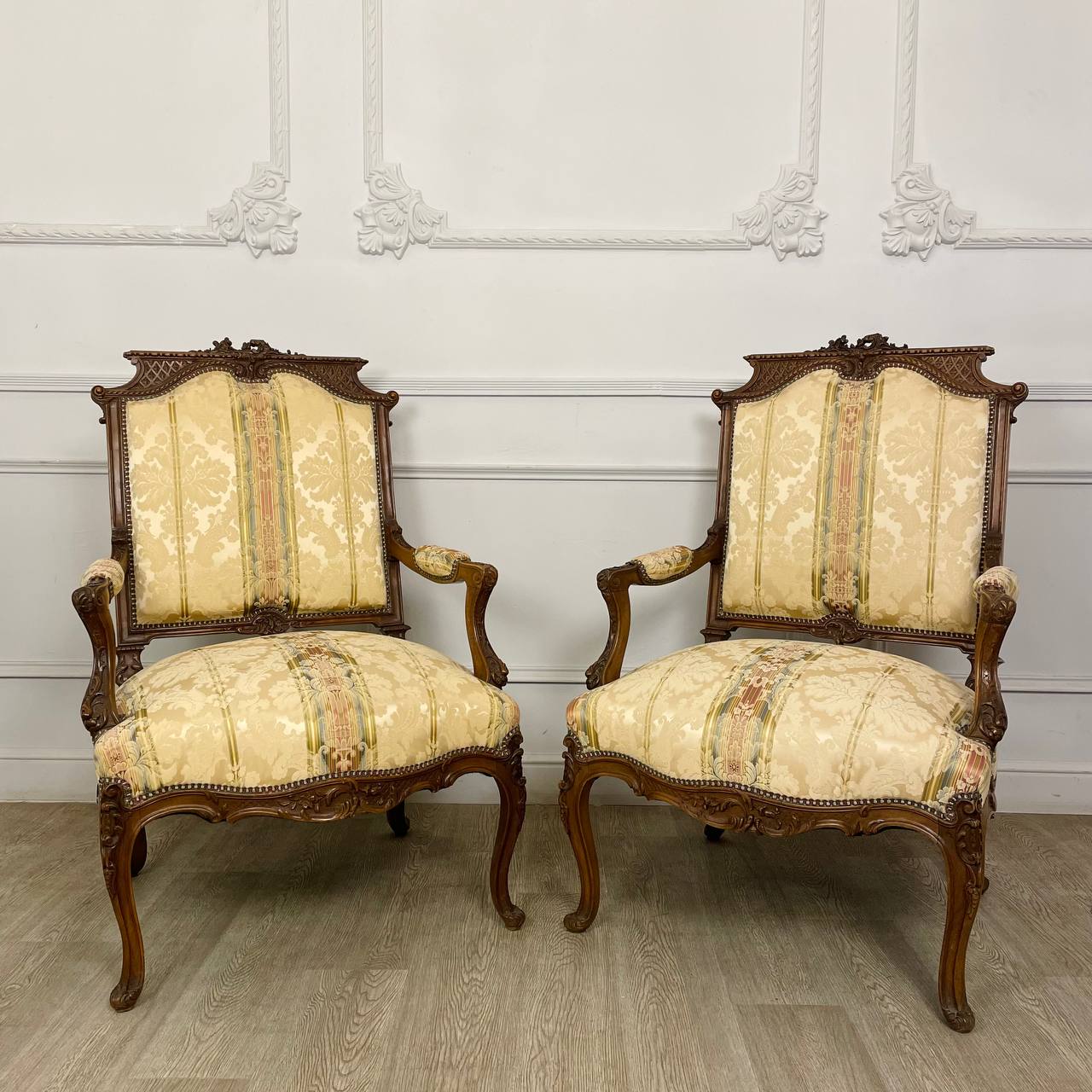 Пара антикварных кресел в стиле Louis XV