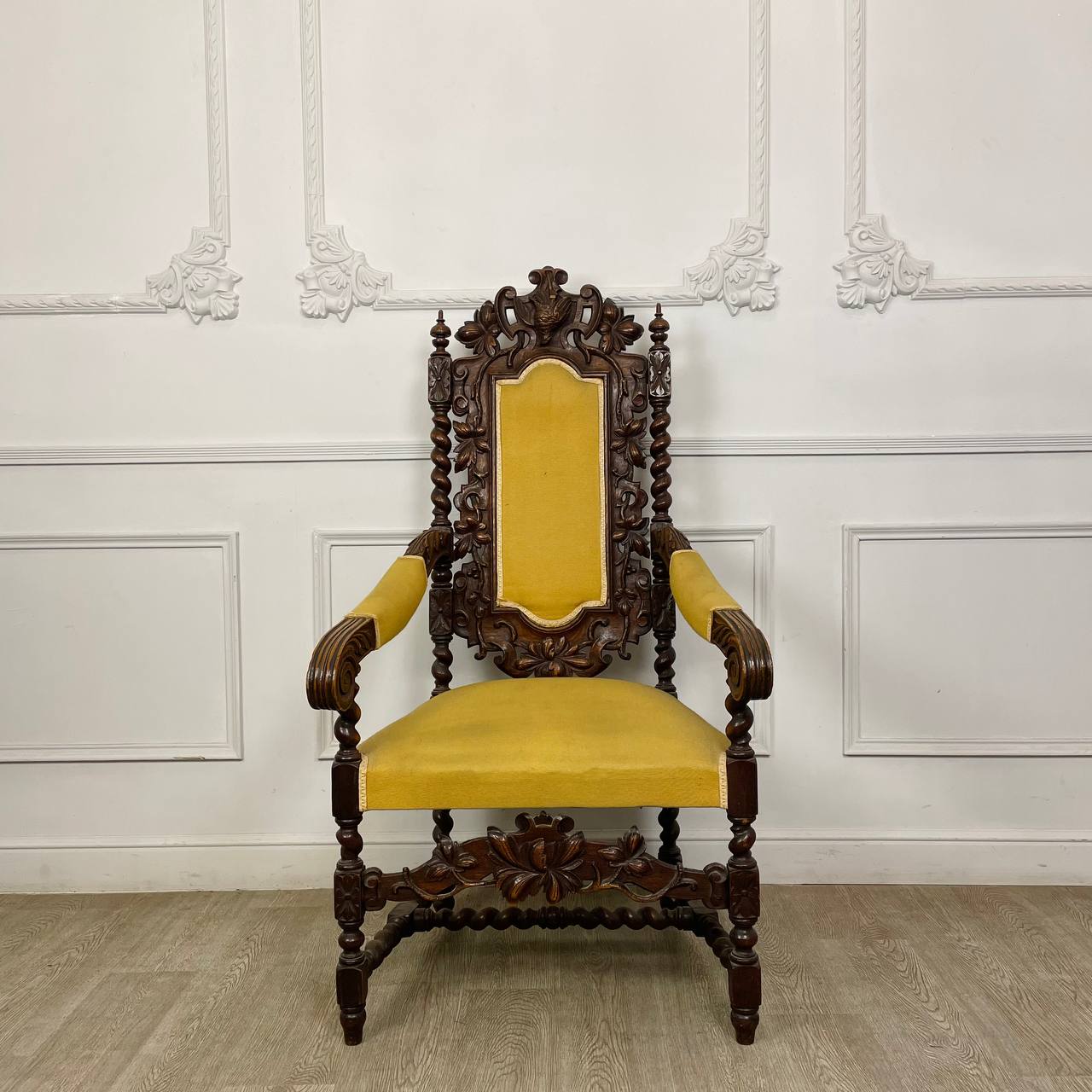 Антикварное кресло в охотничьем стиле