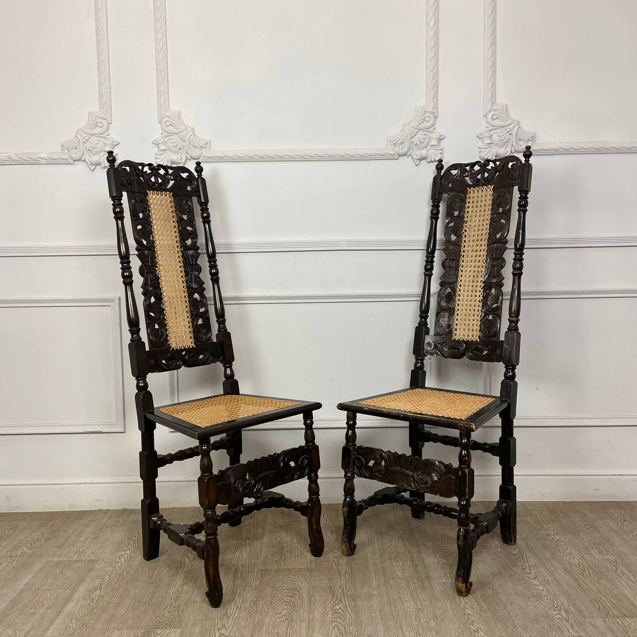 Пара антикварных высоких стульев