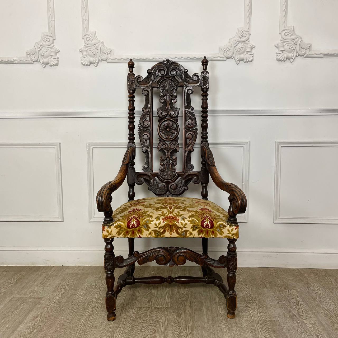 Антикварное резное кресло