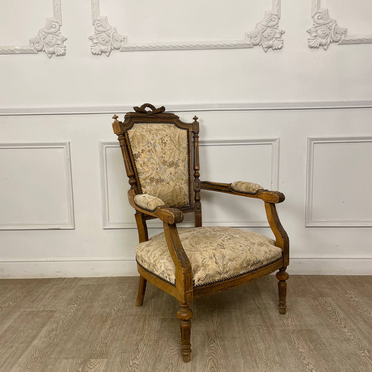 Старинное низкое кресло в стиле Людовика XVI