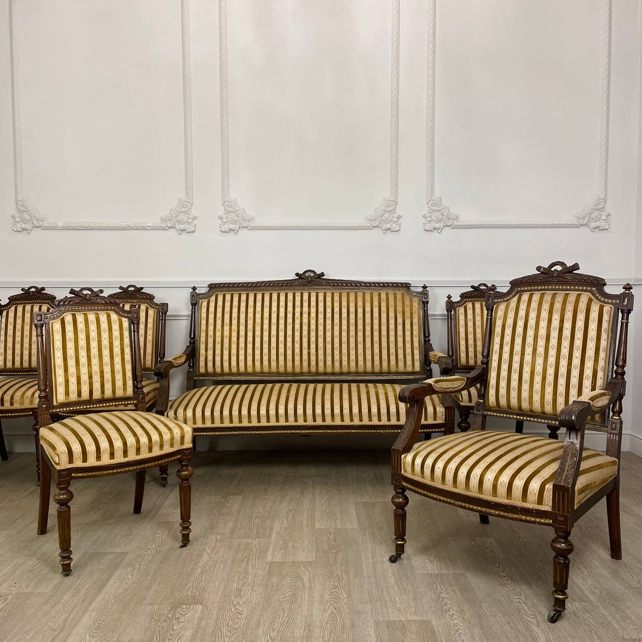 Антикварный салонный гарнитур