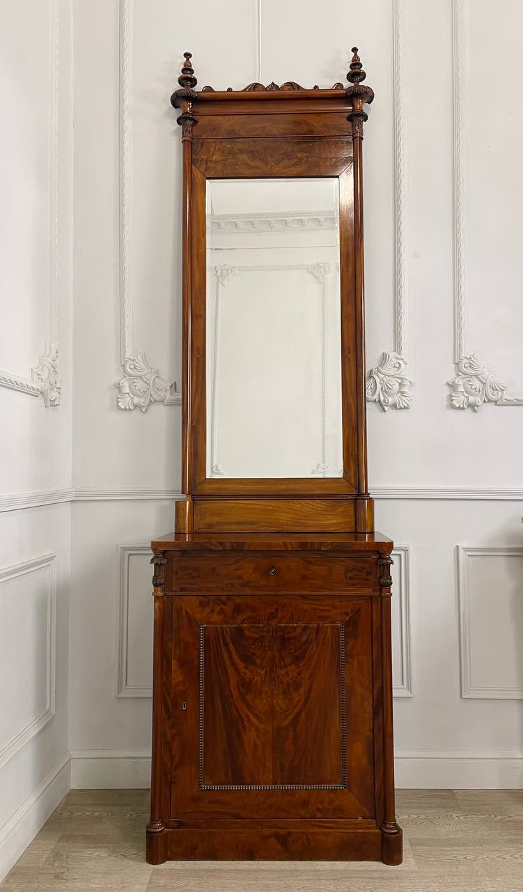 Высокое зеркало с комодом