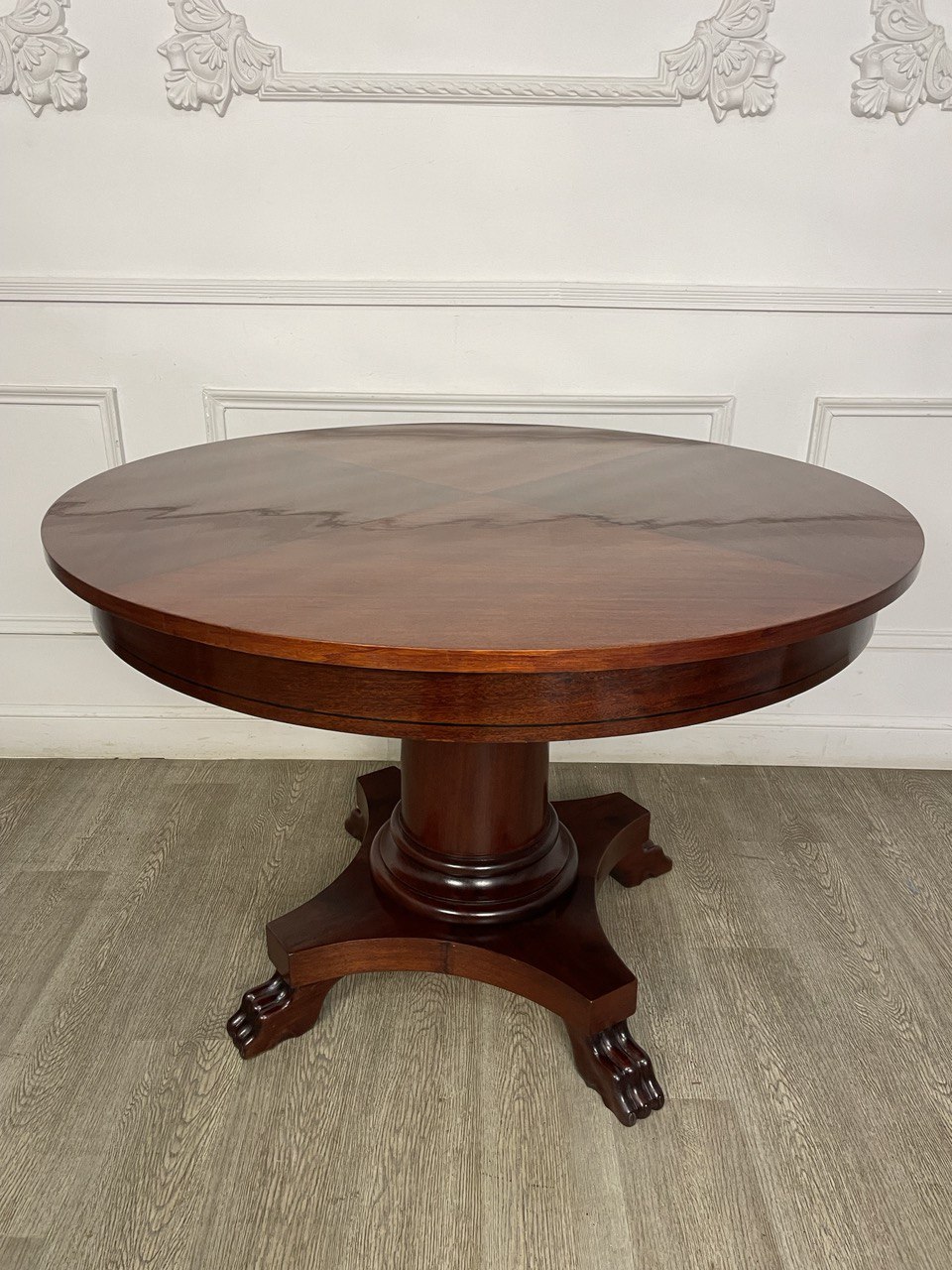 Круглый стол на одной ноге